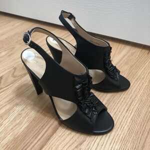 Pour La Victoire T-Strap Ruffle Front Pumps Sz 7 Heels Women’s Black Leather